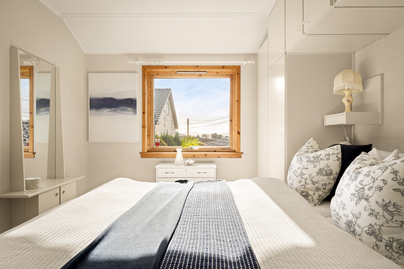 Fra soveromsvinduet kan man nyte utsikt mot Byfjorden og Askøy. Galleribilde