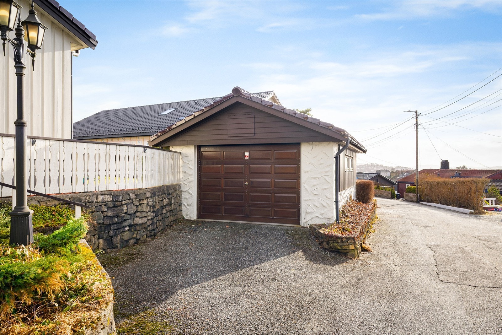 Frittstående garasje på 26 kvm. Det er også plass til en bil i forkant av garasjen. Galleribilde