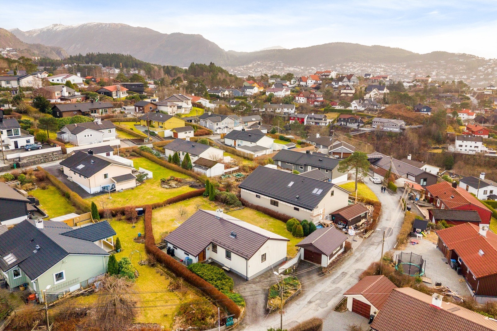 Boligen ligger i en rolig gate hovedsakelig bestående av eneboligbebyggelse. Kort gangavstand til skole, barnehage og busstopp med hyppige avganger. Galleribilde