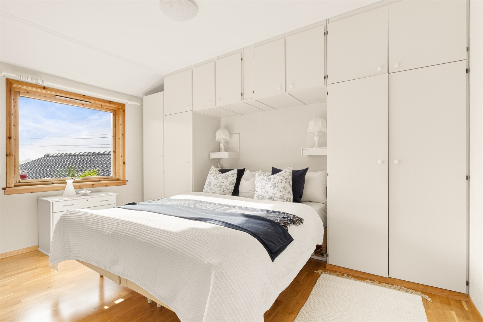 Stort hovedsoverom med rikelig med garderobeskap. Galleribilde