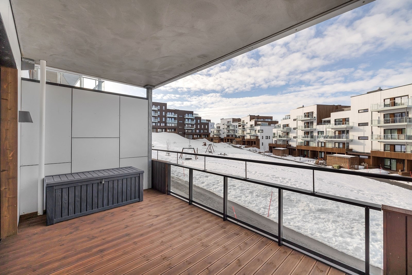 Takoverbygget terrasse med utgang fra stuen i 2. etasje. Alle terrasser ble oljet i 2025. Galleribilde