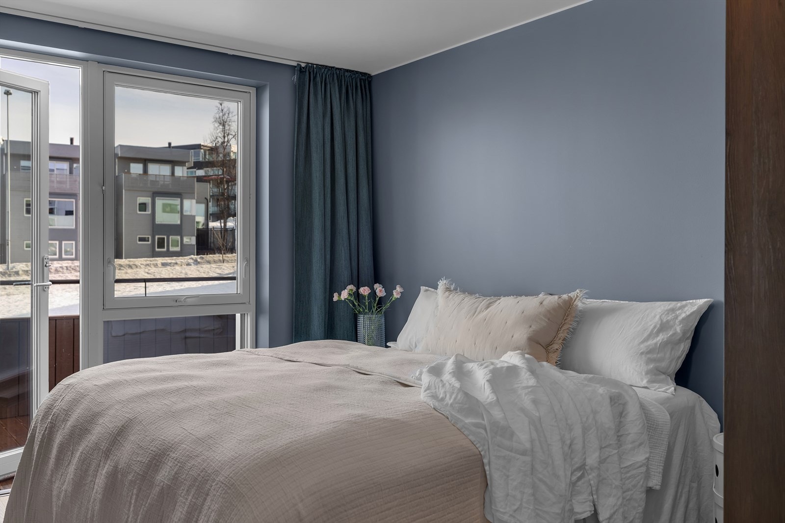 Soverommet har utgang til stor veranda Galleribilde