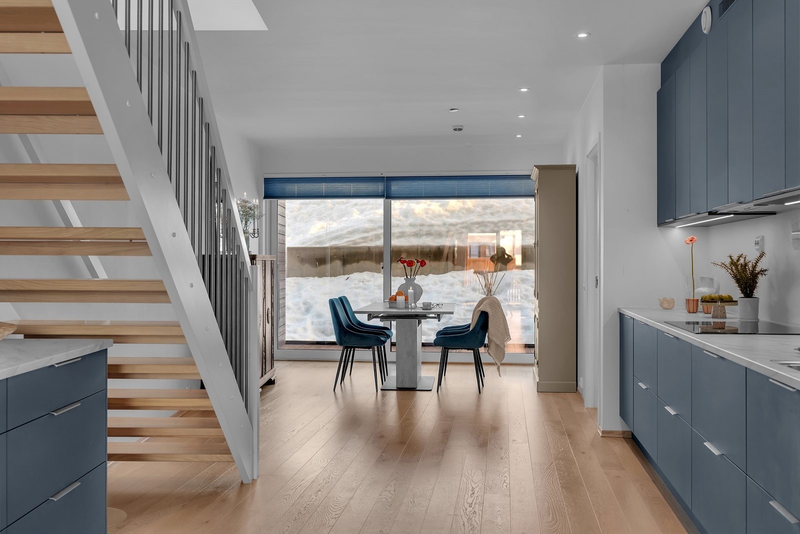 Stor plass til både spisestue og spisestuemøbler Galleribilde