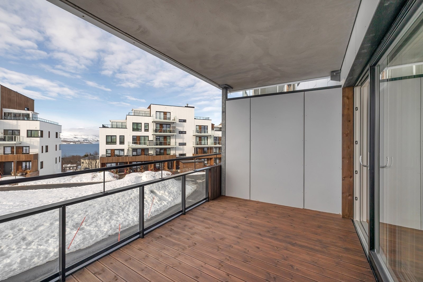 Vestvendt terrasse hvor dere kan nyte lange soldager Galleribilde