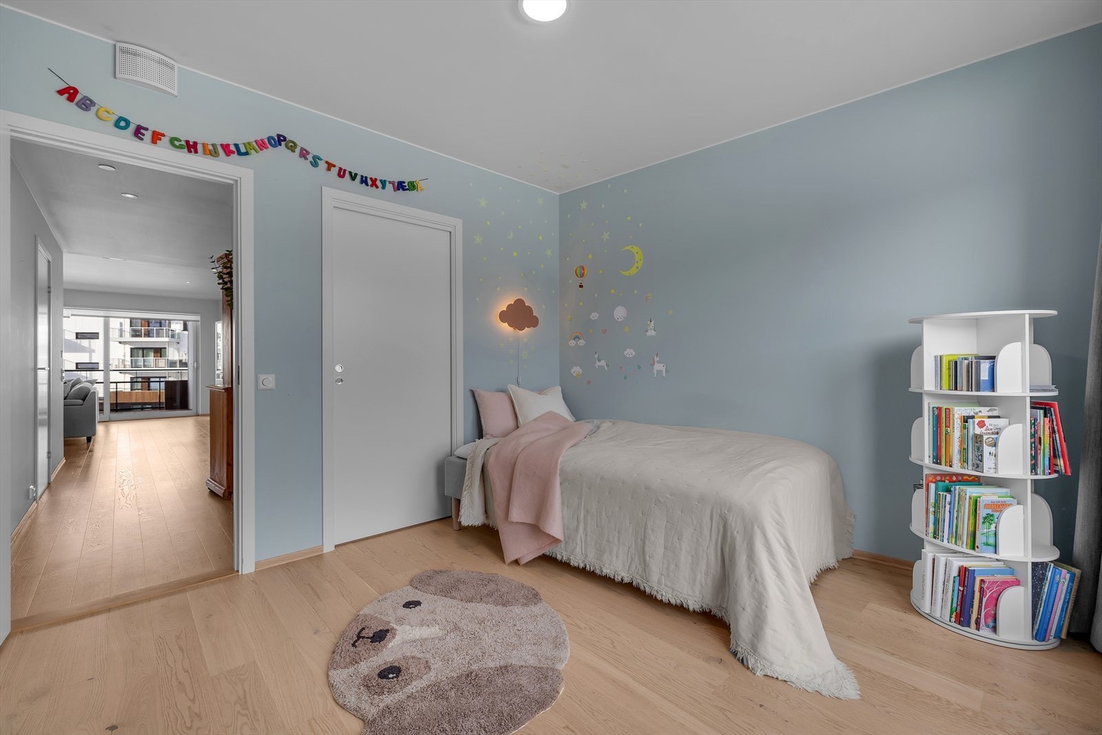 Soverom 2 av 3. Dette rommet er plassert i 2. etasje sammen med hovedsoverommet - praktisk bod inn bak skyvedør Galleribilde