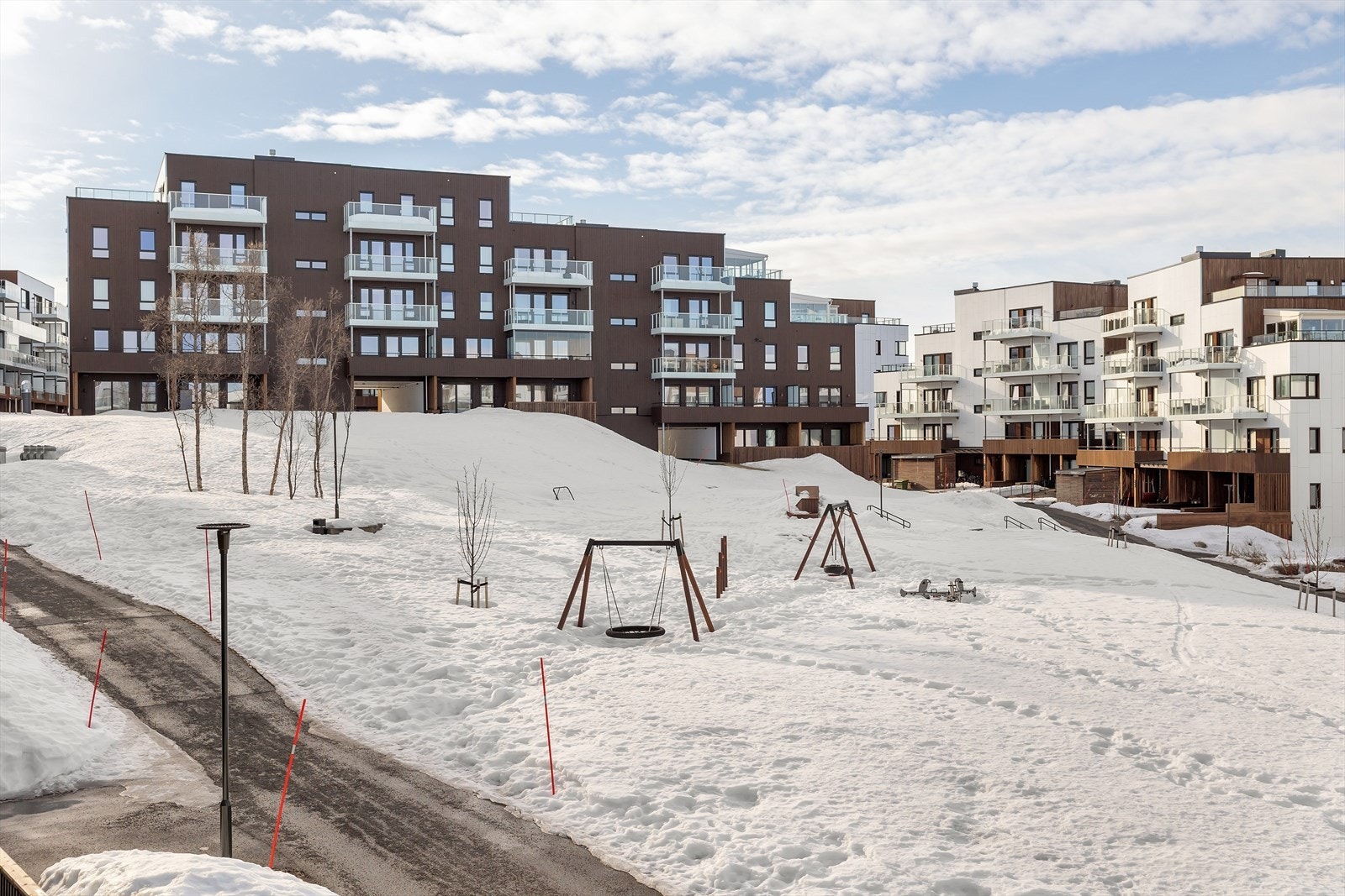 Kort vei ut til lekeplassen hvor barna kan springe rett ut og inn til leiligheten uten heis eller fellesareal. Bildet tatt fra balkong i 2. etasje. Galleribilde