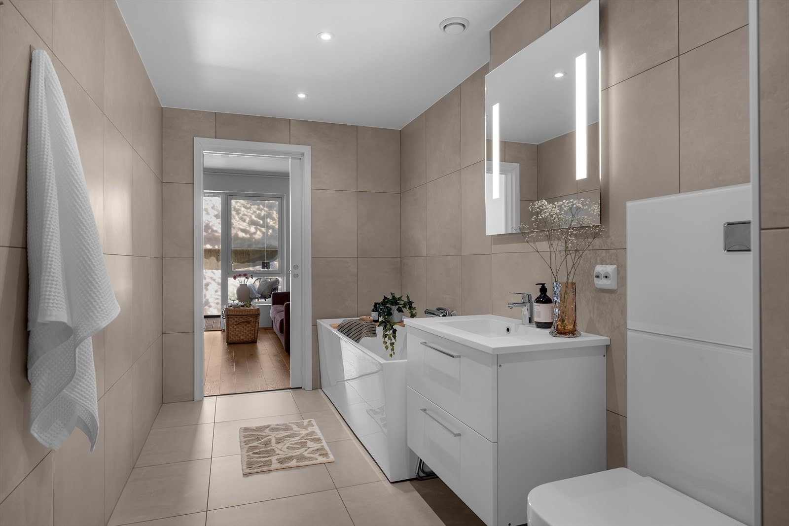 Bad i 1. etasje - her kan du gå fra gangen og inn til det 3. soverommet i leiligheten Galleribilde