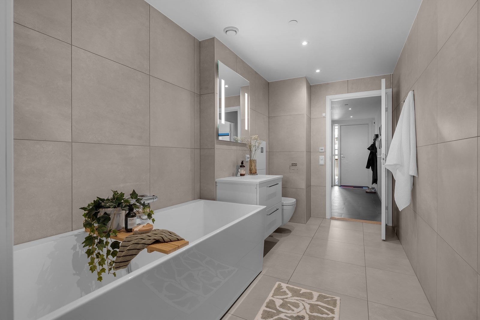 Badet i 1. etasje er også flislagt Galleribilde