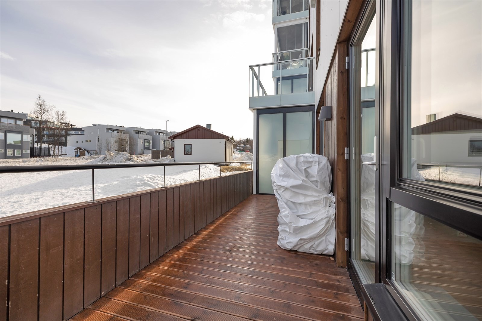 Terrasse med utgang fra soverommene i 2.etasje. Her er det morgen- og formiddagssol Galleribilde