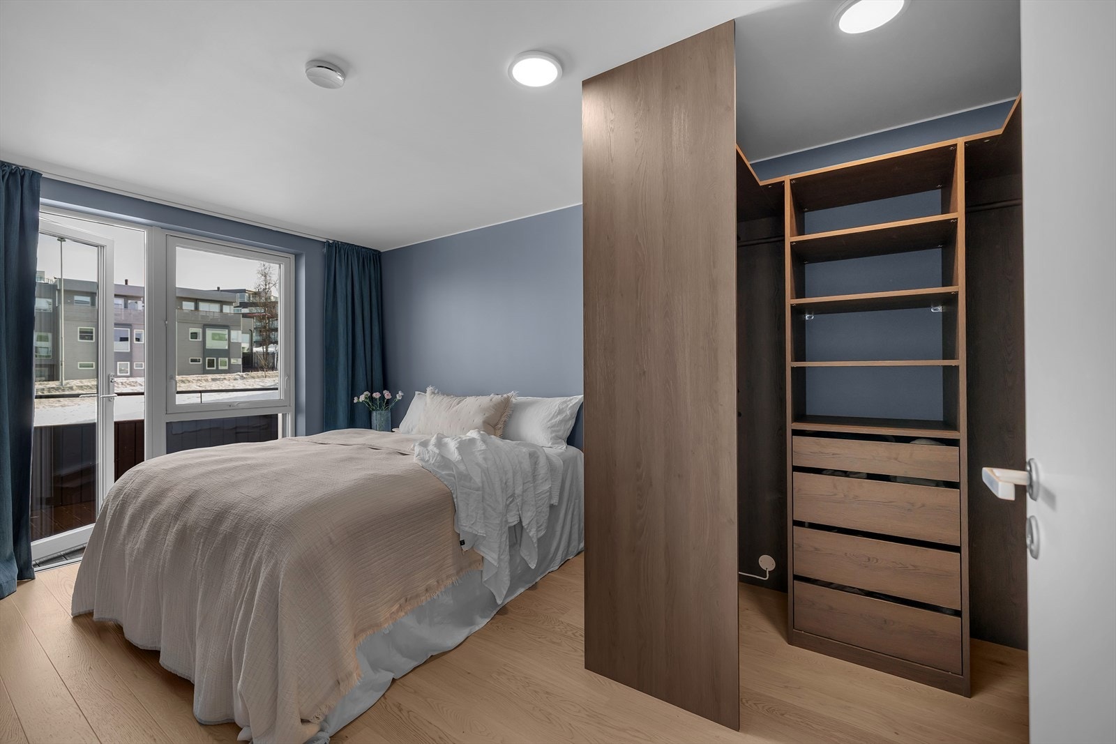 Hovedsoverommet har smart walk-in-closet løsning fra Nova Galleribilde