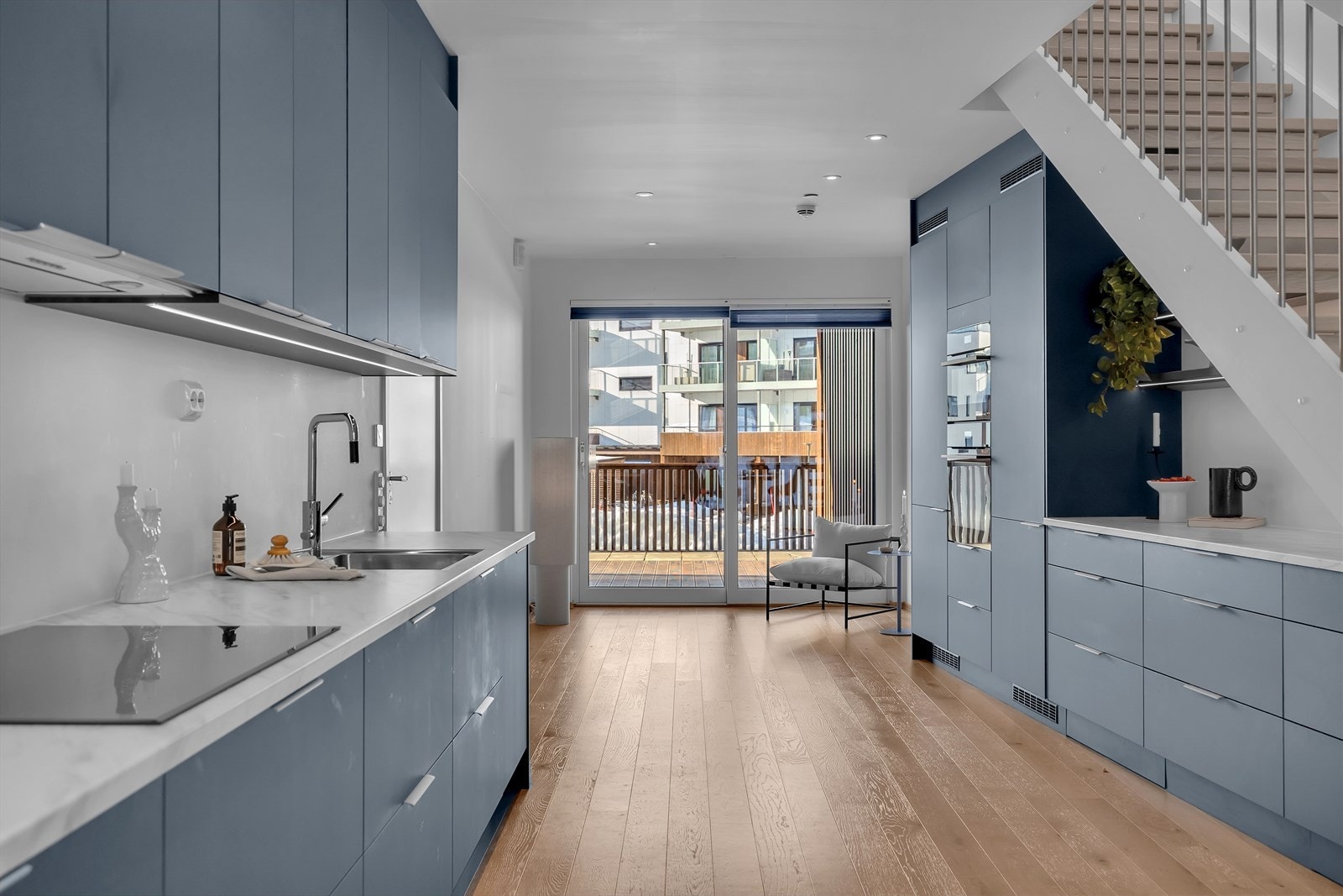 Rikelig med benke- og oppbevaringsplass på kjøkkenet Galleribilde