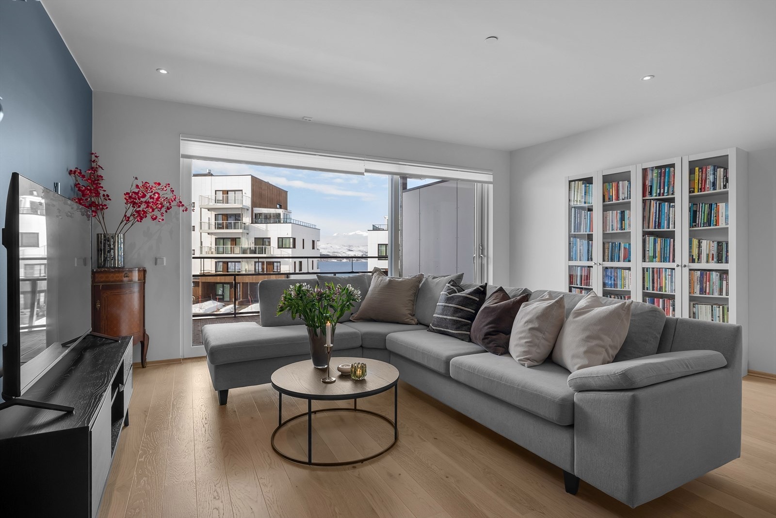 Hjem Eiendomsmegling ønsker velkommen til denne store 5-roms Townhouse-leiligheten i Norrøna Galleribilde