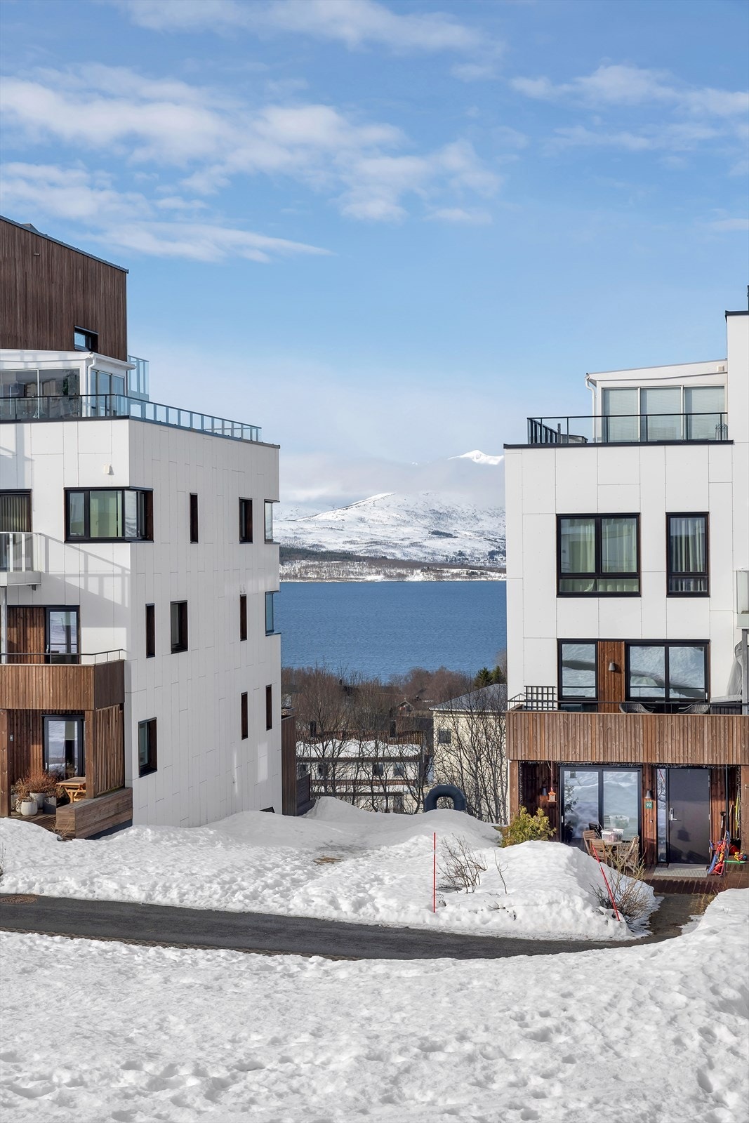 Utsikt mot deler av Sandnessundet og Kvaløya Galleribilde