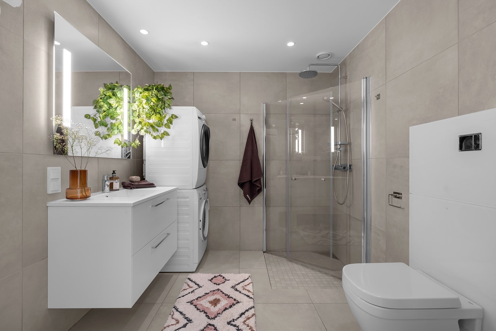 Hovedbad 2. etasje. Storformatfliser. Vegghengt WC. Innslagbare dusjdører. Galleribilde