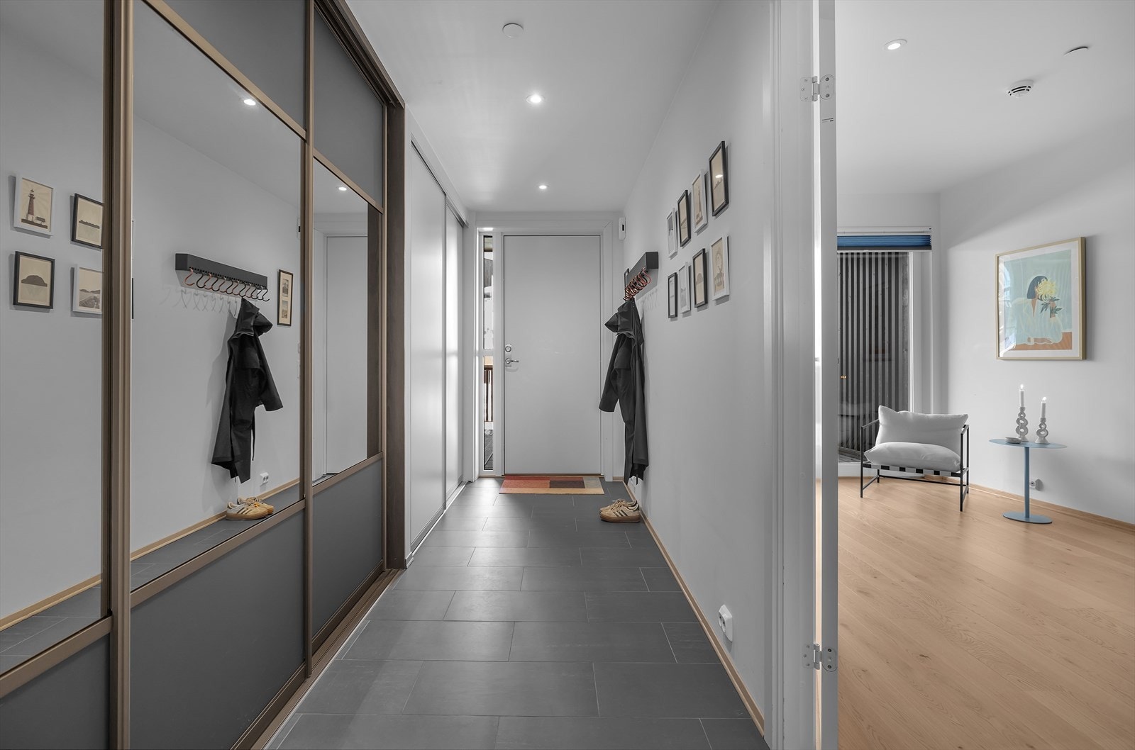 Yttergangen er av god størrelse - flislagt og har gulvvarme - garderobeløsning fra Nova Galleribilde