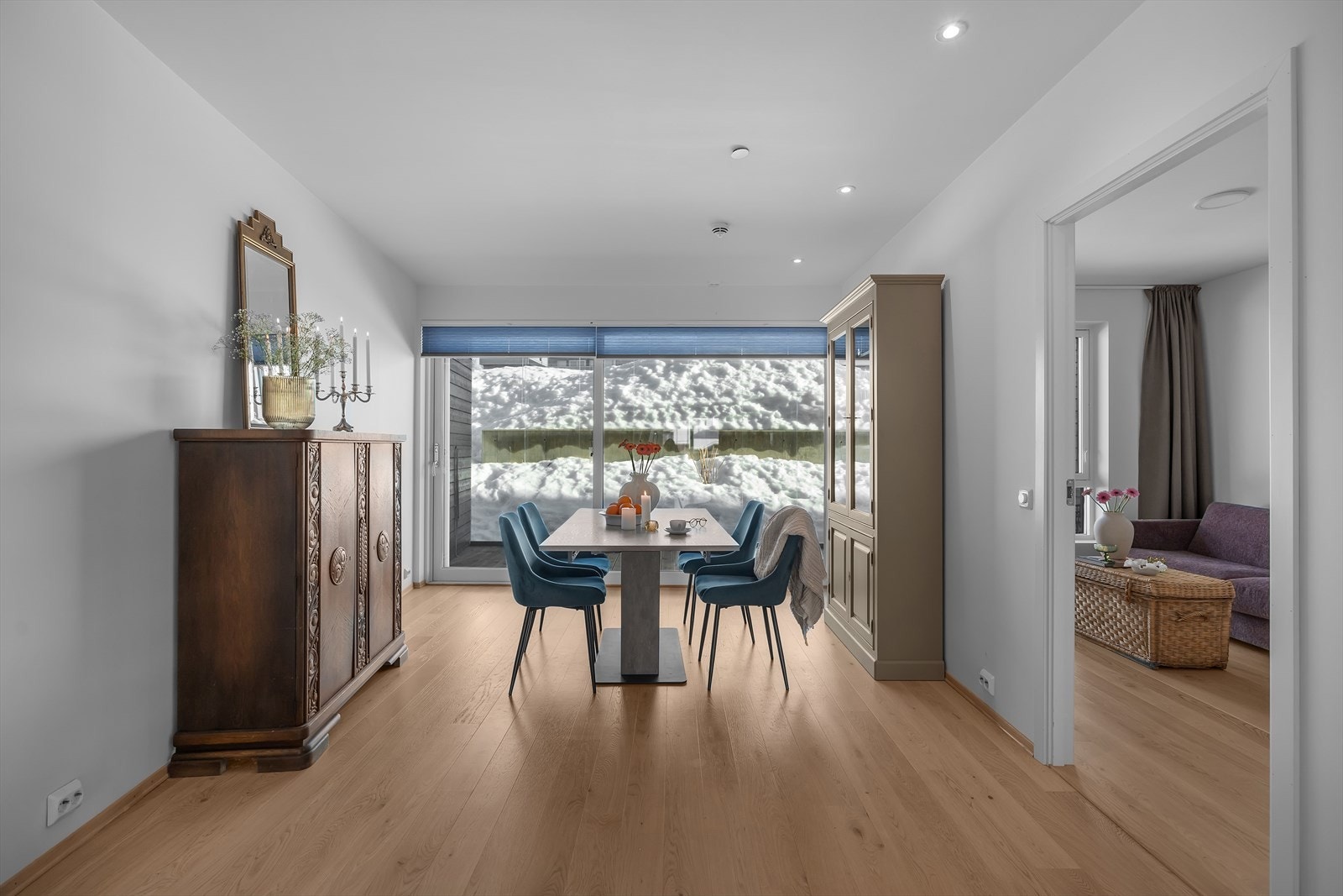 Spisestuen har store vindusflater ut mot vinterhagen - og plissegardiner som kan trekkes for Galleribilde