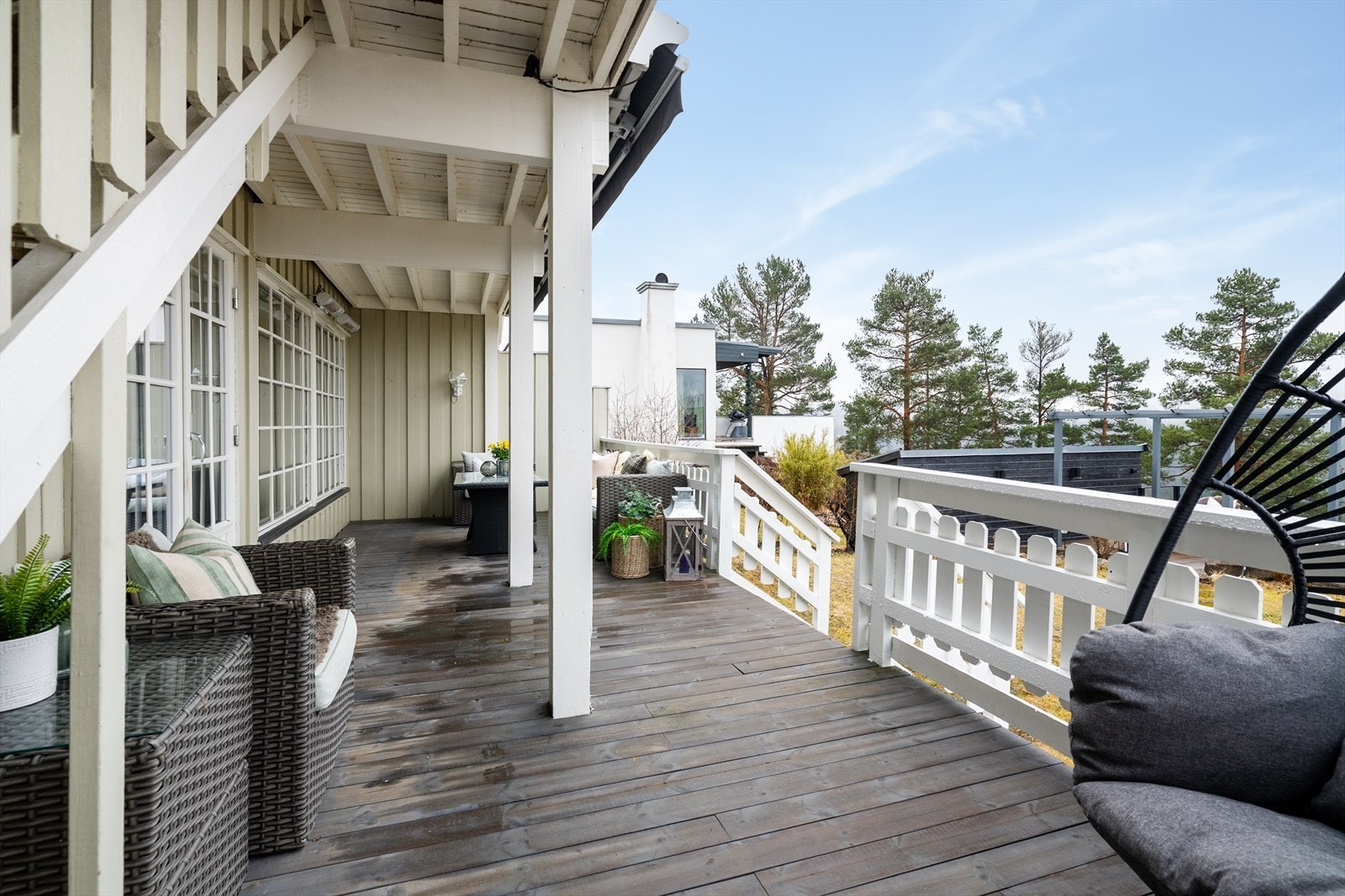 Det er nedgang til hagen, og trapp opp til verandaen ovenfor. Galleribilde