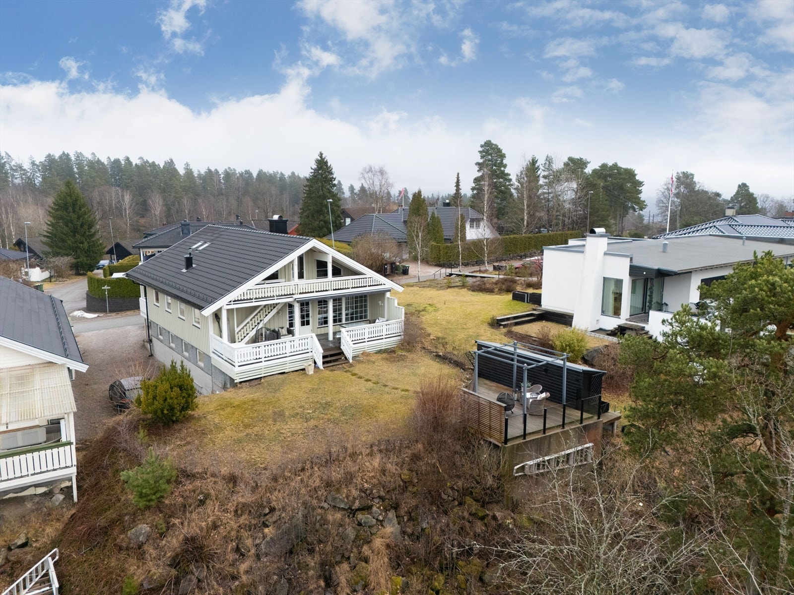 Meget trivelig enebolig med fin utsikt og gode solforhold. Nær Gulsetmarka og Kollmyr. Barnevennlig og sentralt. Galleribilde