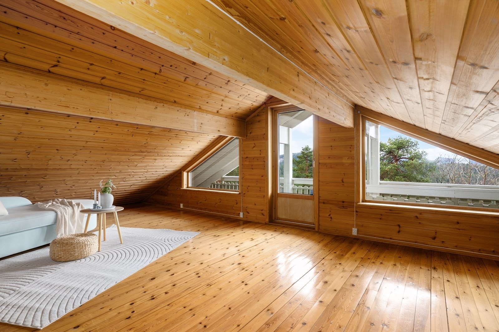 Vinduene slipper rikelig med lys inn i rommet. Galleribilde