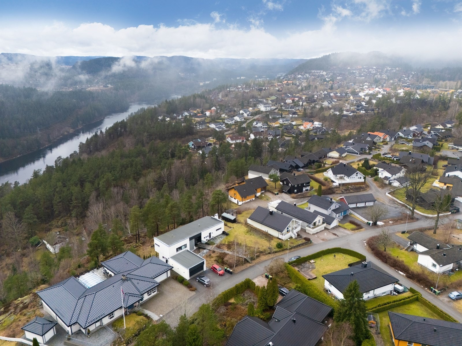 Boligen har gode sol- og lysforhold, og flott utsikt mot Skiens elven og omliggende naturområder. Galleribilde