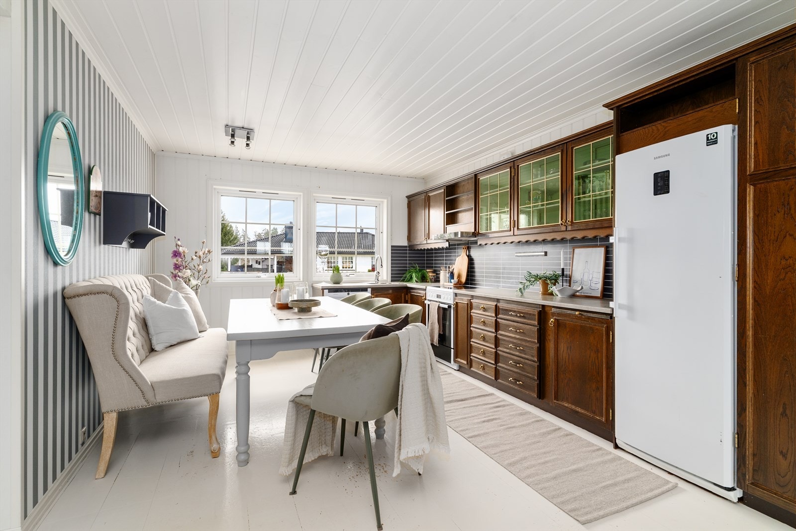 Flott kjøkken med romslig spiseplass. Galleribilde