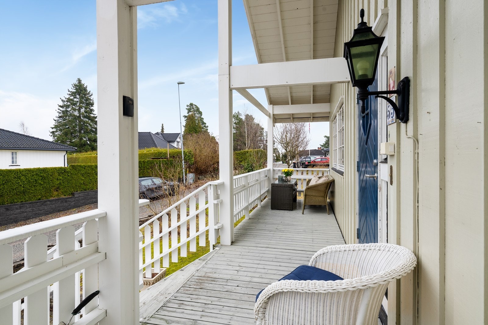 Boligen har en hyggelig, overbygget terrasse ved inngangspartiet, med plass for sittegrupper, blomster og lykter. Galleribilde
