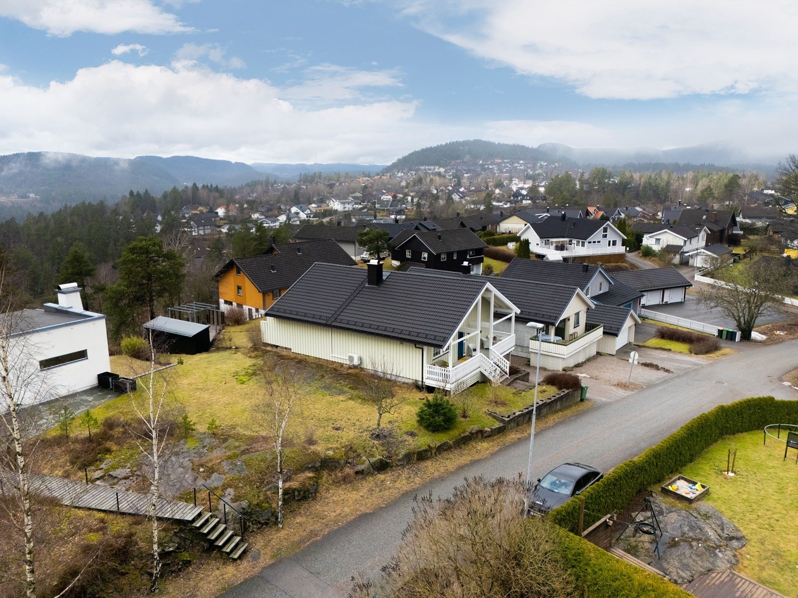 Uteplass i hagen med terrasse, glassrekkverk og levegg er oppført uten at dette er søkt om og uten at eventuell nødvendig godkjennelse er gitt av kommunen. Galleribilde