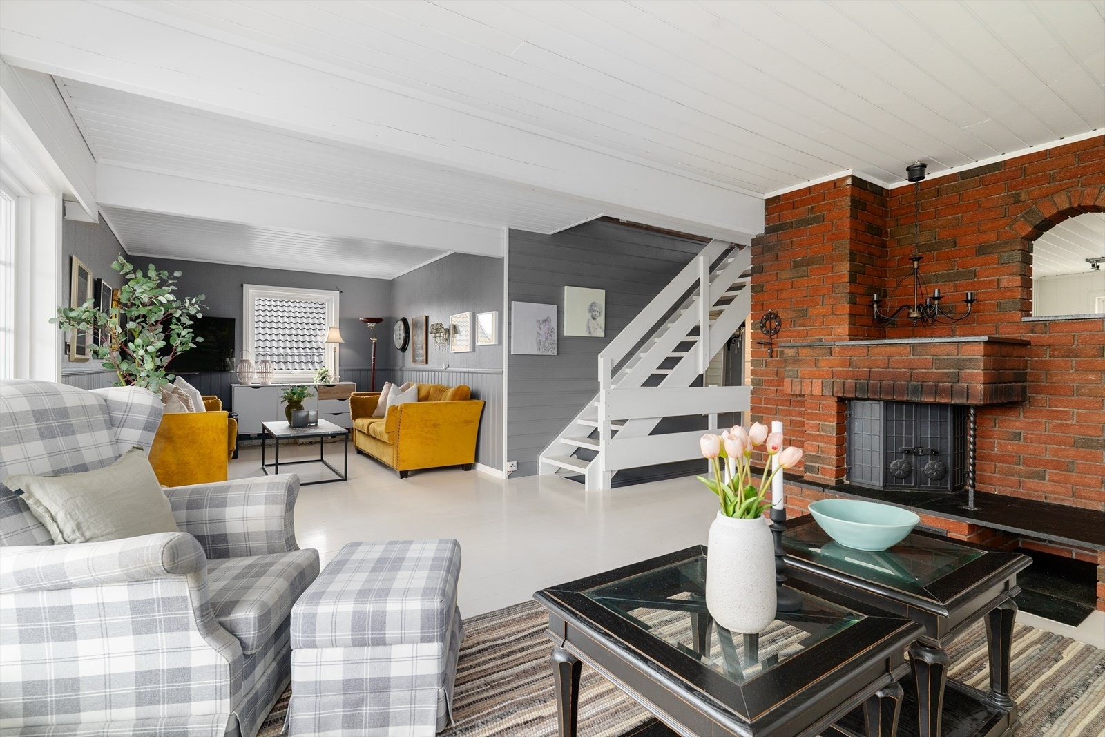 I stuen er det en flott, dekorativ peis som gir lun varme på kaldere dager. Galleribilde