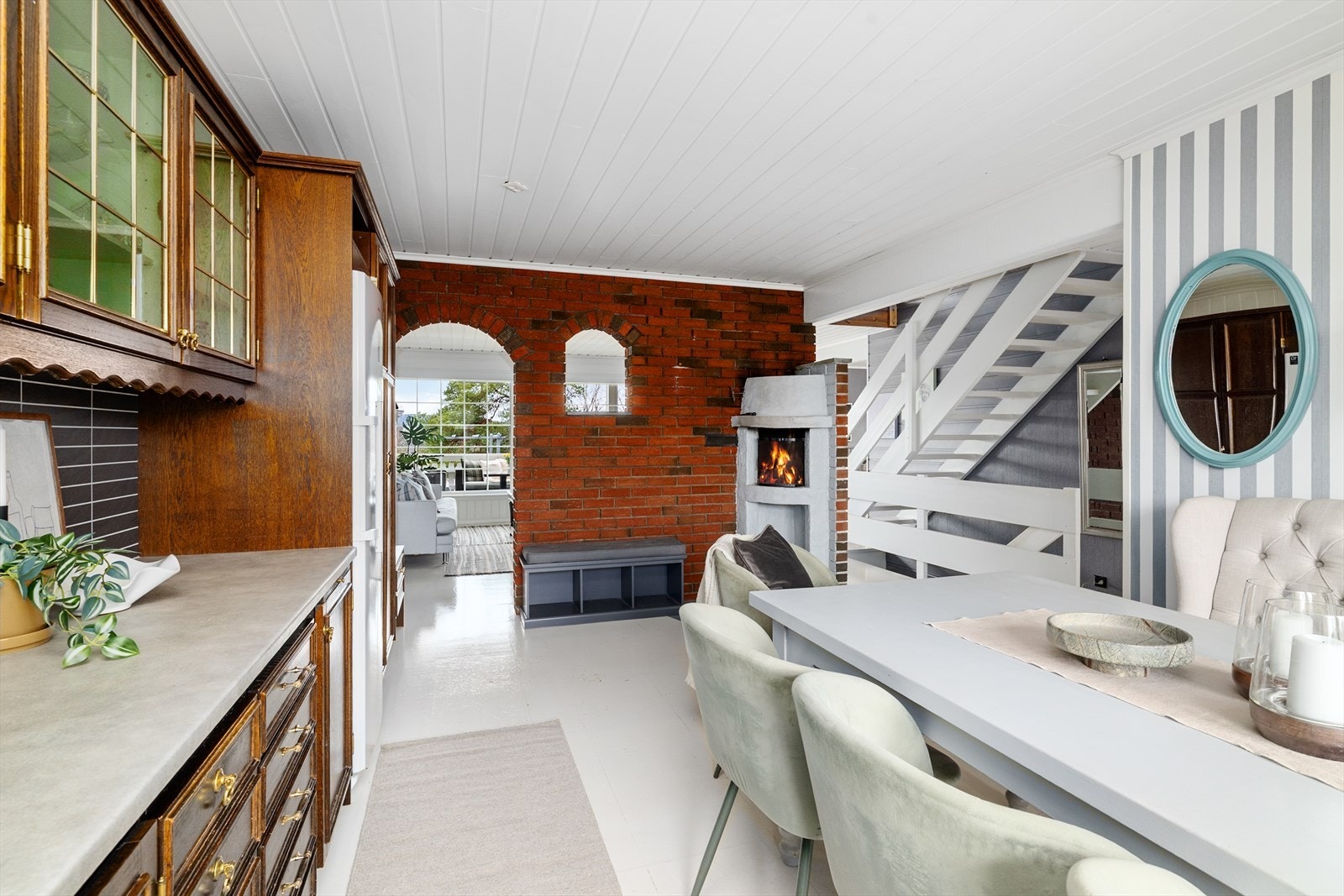 På kjøkkenet er det også en murt peis for ekstra varme vinterstid. Galleribilde