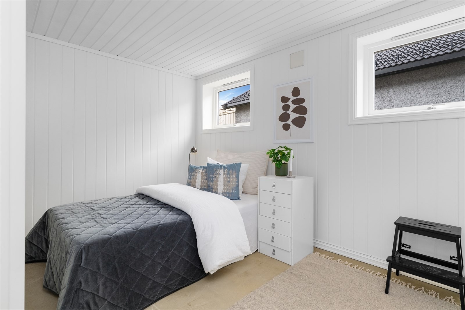 Lyst og romslig soverom med god plass for møblering. Galleribilde