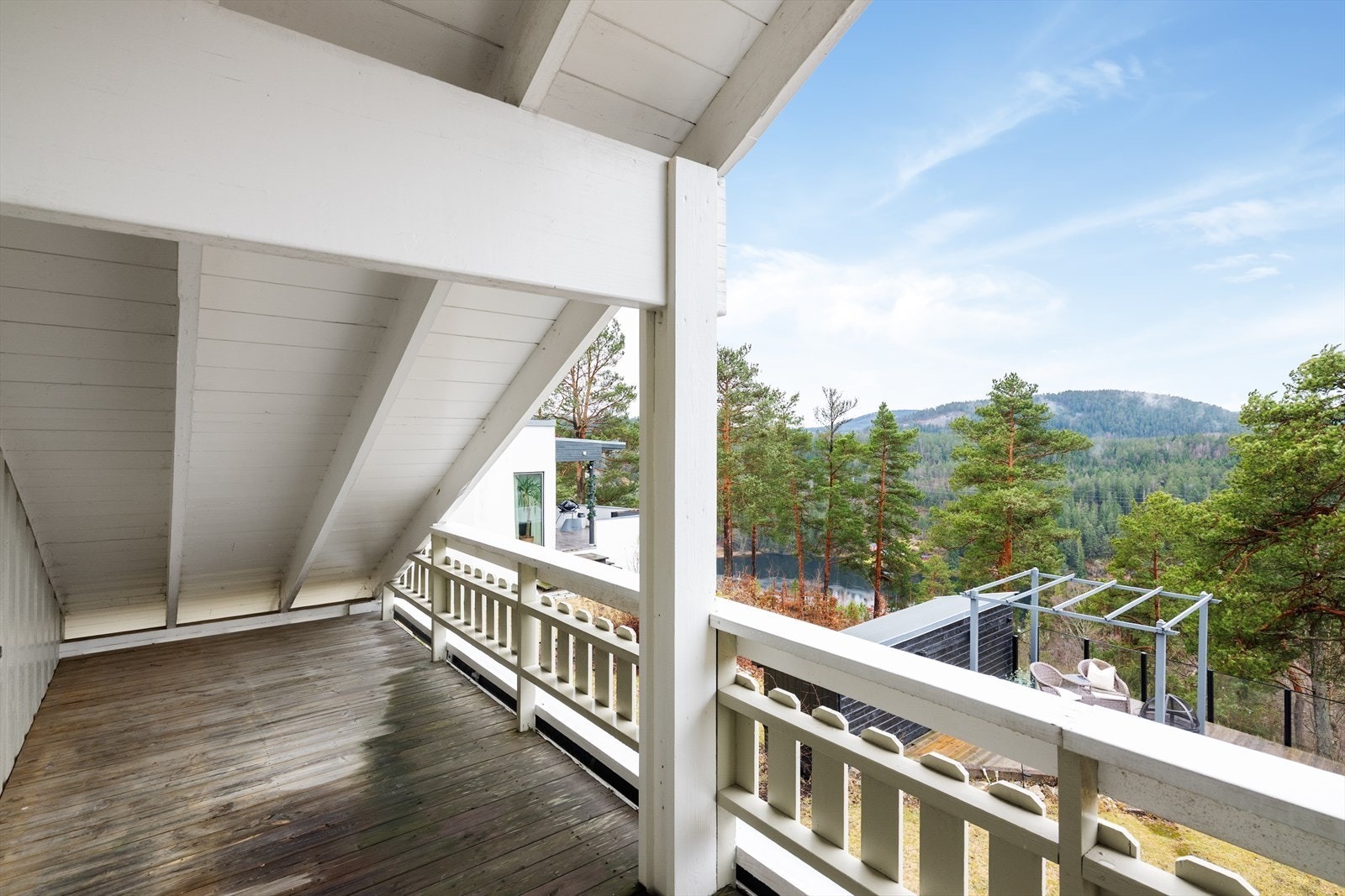 Det er utgang fra loftstuen til overbygget veranda med herlig utsikt. Galleribilde