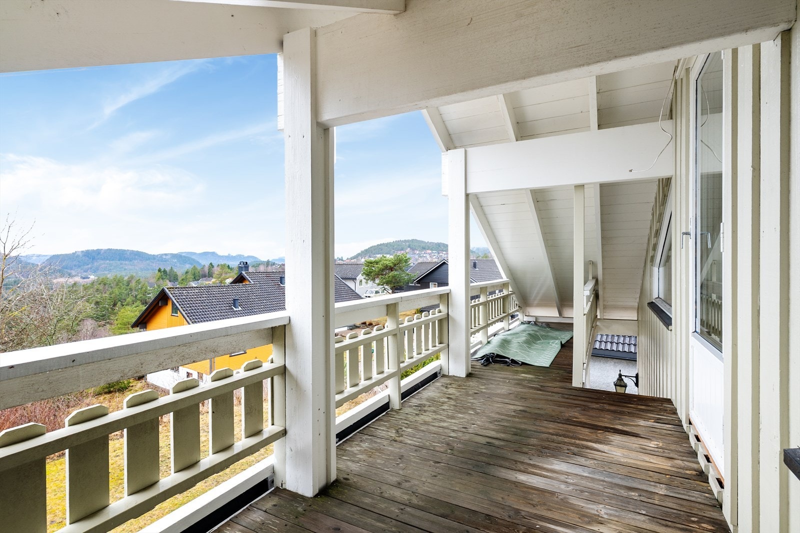 Fra verandaen er det trapp ned til verandaen under. Galleribilde