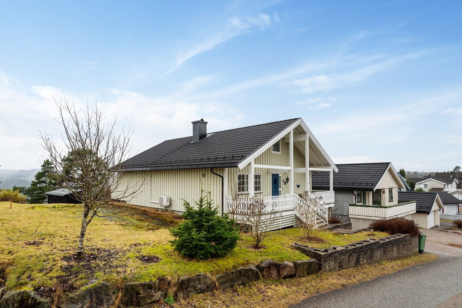 Tomten er pent opparbeidet over to nivåer med plen, bed og variert beplantning, støttemurer og steintrapp. Romslig gårdsplass med flere biloppstillingsplasser. Galleribilde