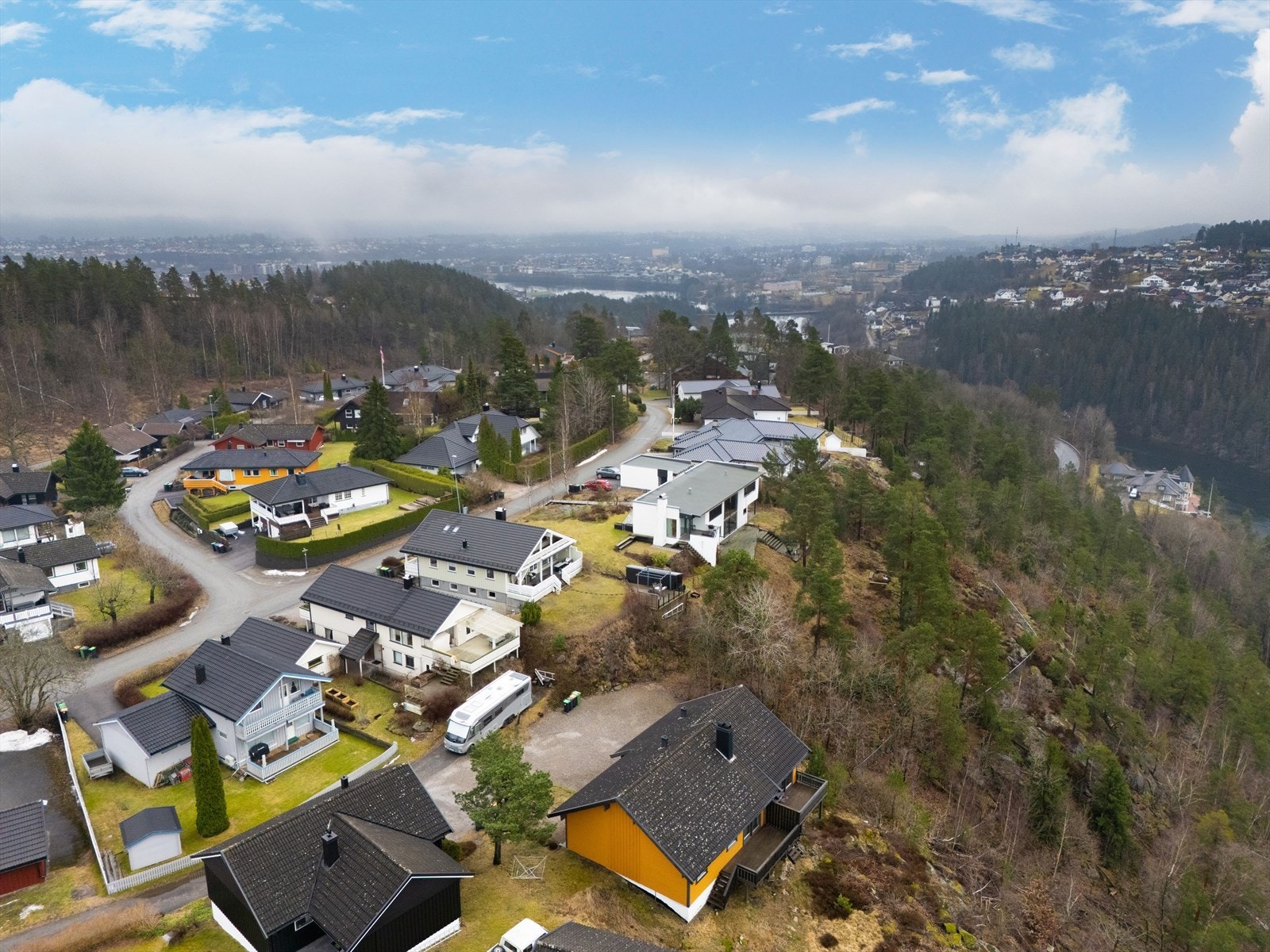Høyåsvegen 55A ligger meget fint til i et attraktivt og veletablert boligområde på Gulset i Skien. Galleribilde
