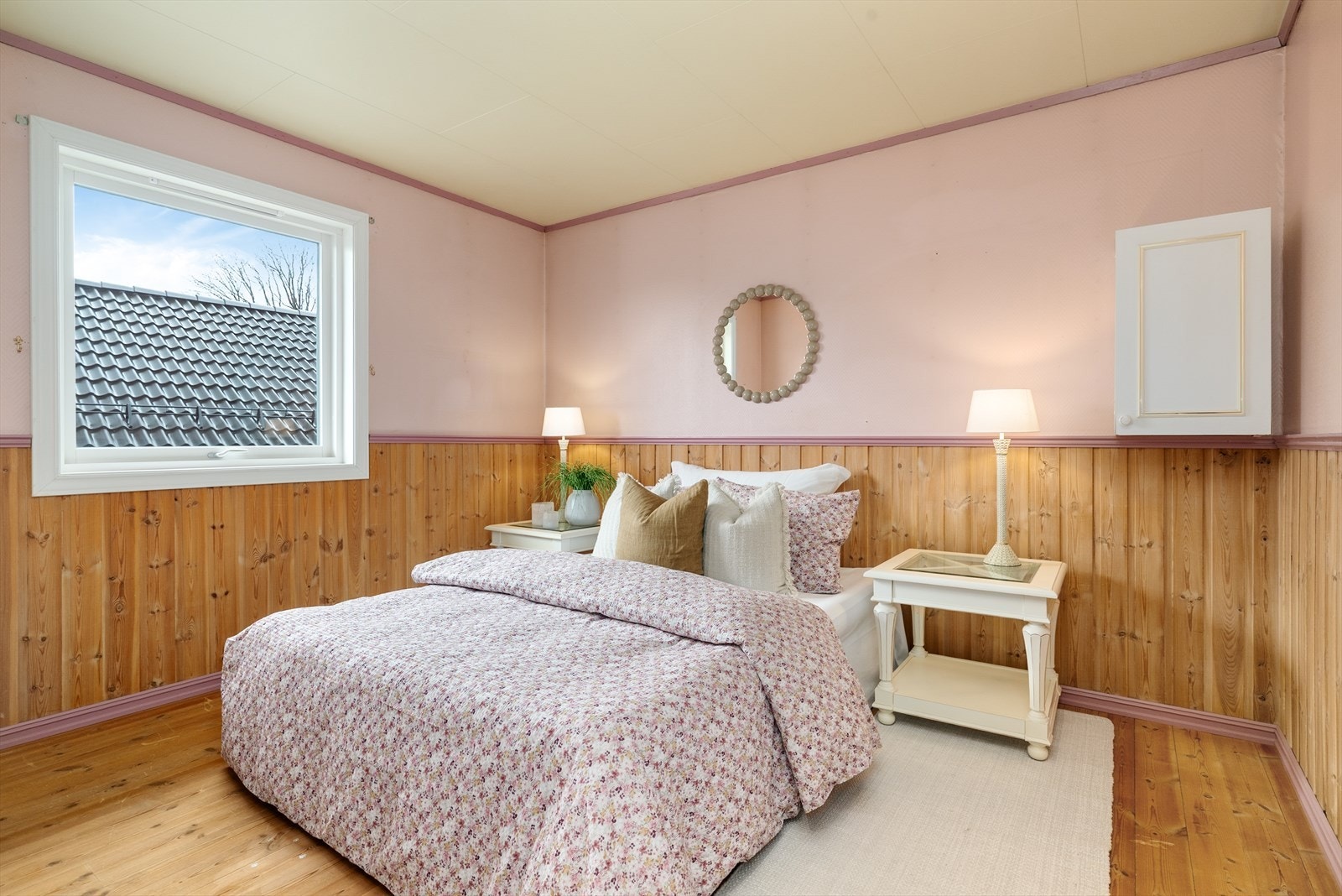 Boligen har et romslig soverom i hovedetasjen, hvor det er god plass for dobbeltseng og annen soveromsmøblement. Galleribilde