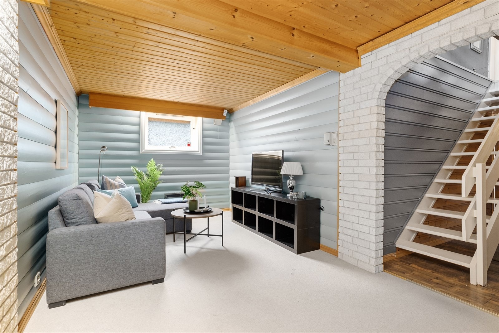 Boligen har en trivelig kjellerstue med fin plass for sofa og mediemøblement. Galleribilde