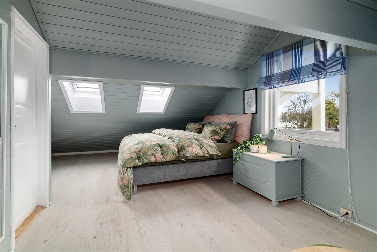 Lyst og pent soverom med flere vinduer for godt med lysinnslipp. Galleribilde