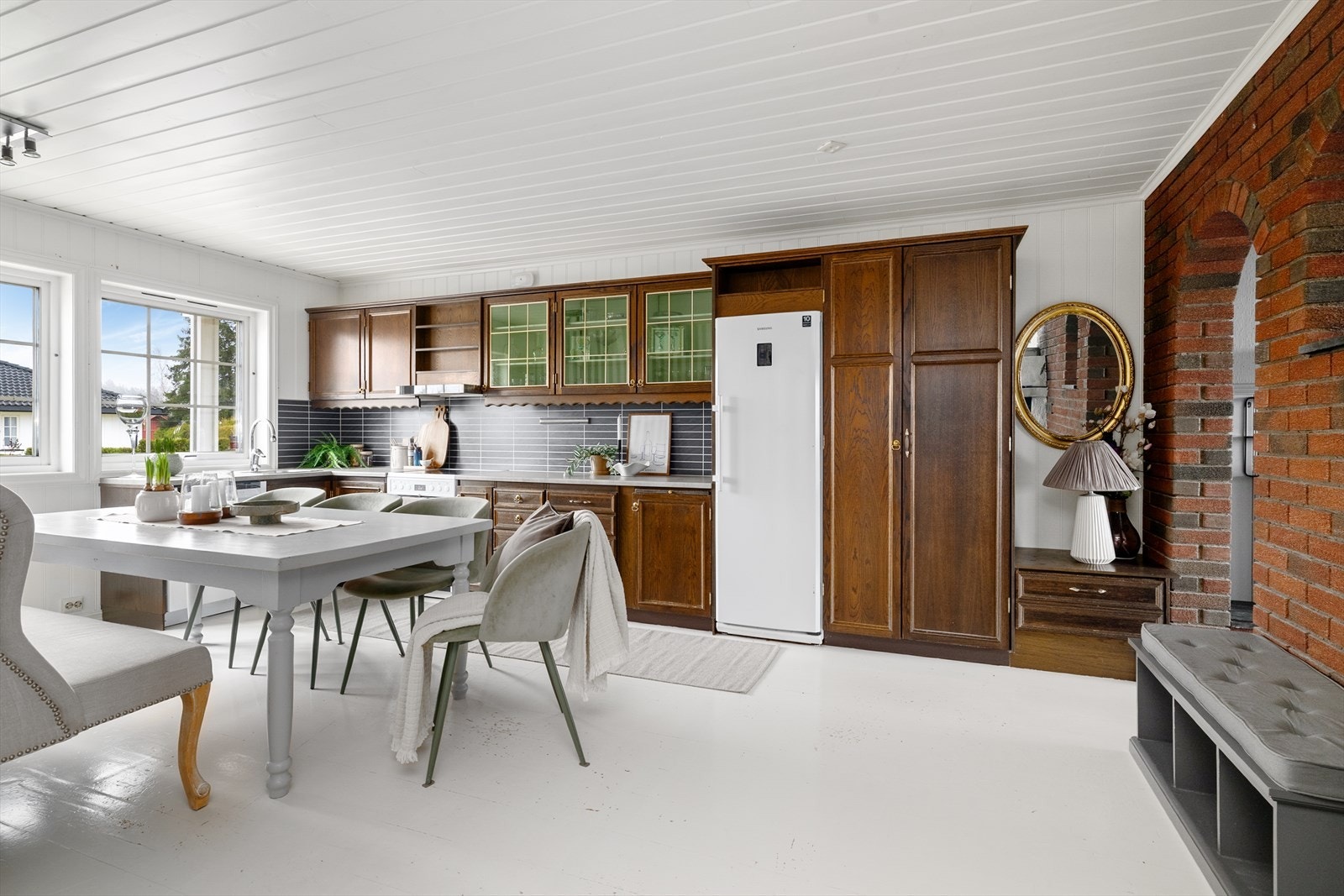 Kjøkkenet har pen innredning med profilerte fronter og laminert benkeplate med flisplater over. Galleribilde