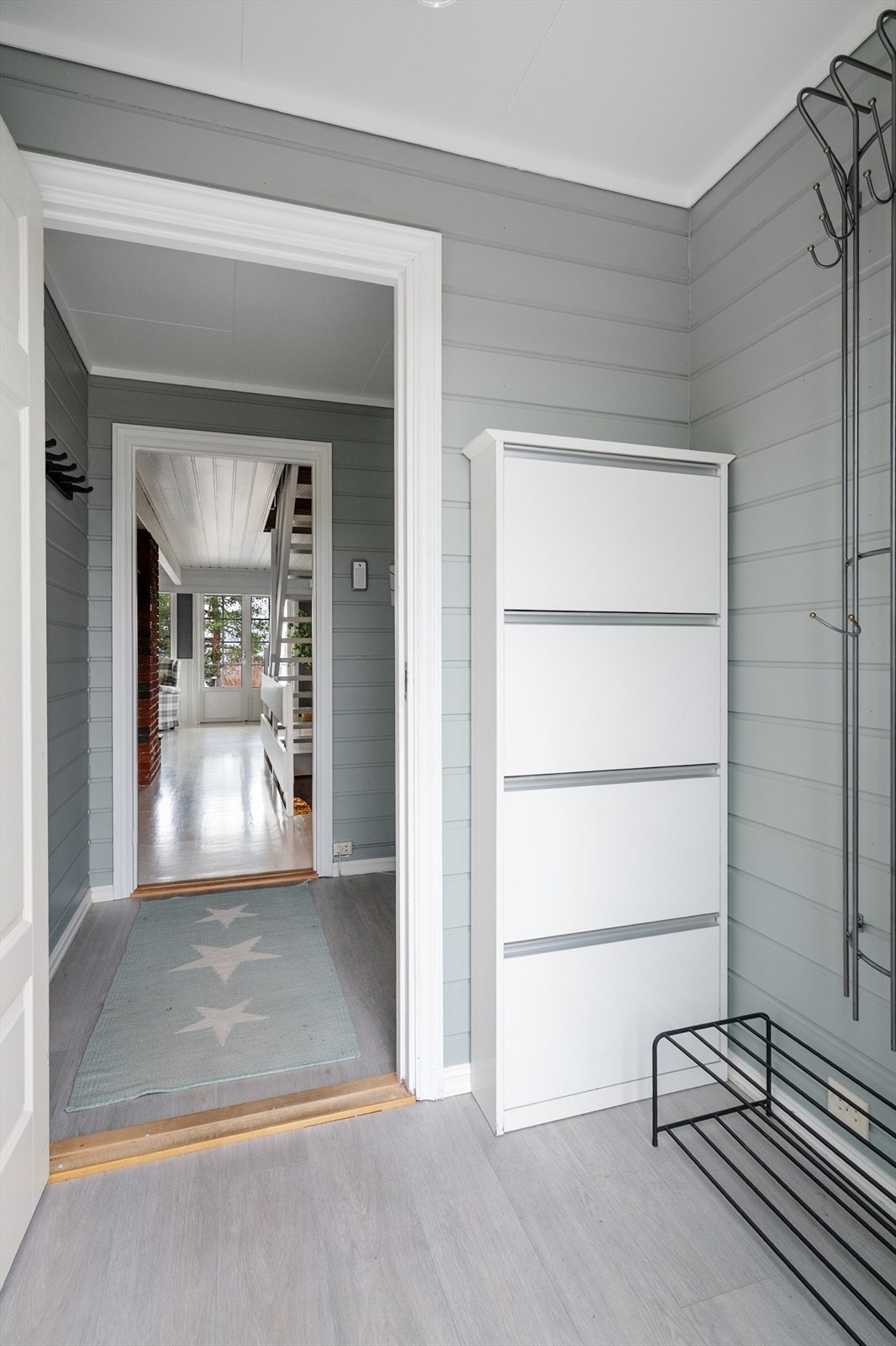 Lys og fin entre og mellomgang, hvor det er god plass for å sette fra seg sko og å henge fra seg yttertøy. Galleribilde