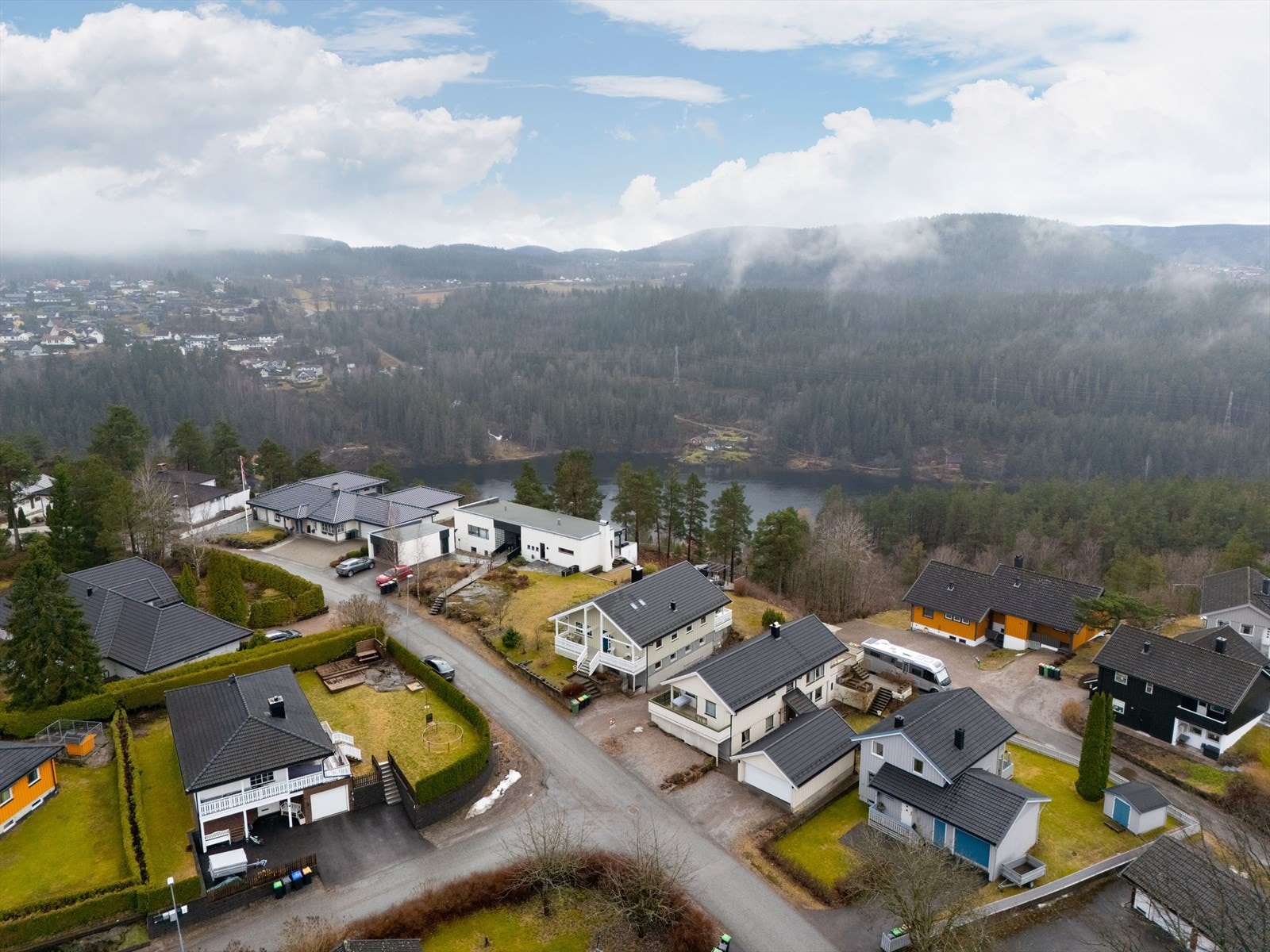 Området er barnevennlig, med nærhet til dagligvareforretninger, barnehager og skoler. Galleribilde