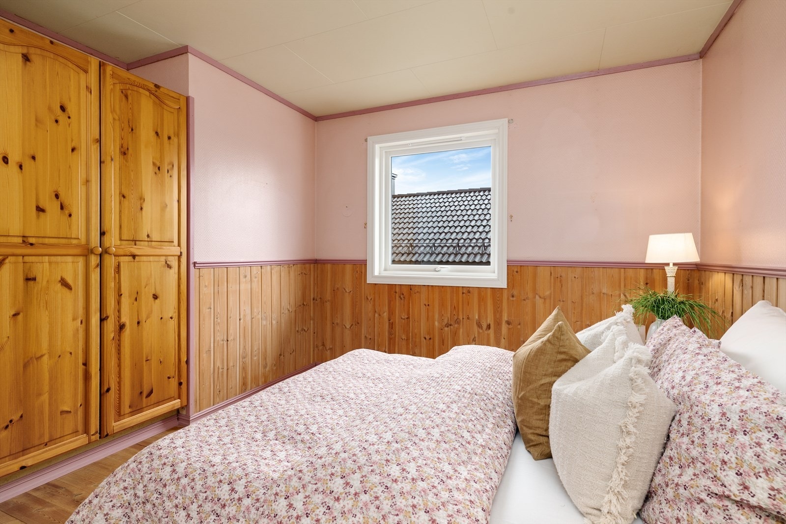 Soverommet har garderobeskap for klesoppbevaring. Galleribilde