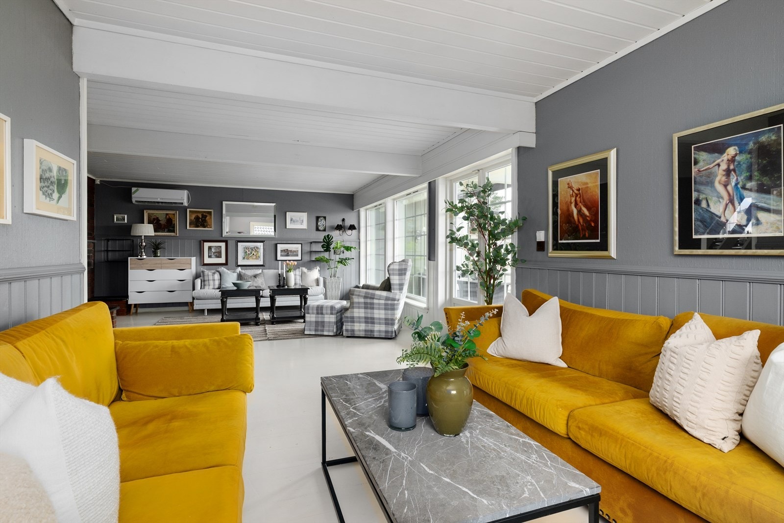 Boligen har en romslig om delikat stue med god plass for både sofagruppe og spisebord. Galleribilde