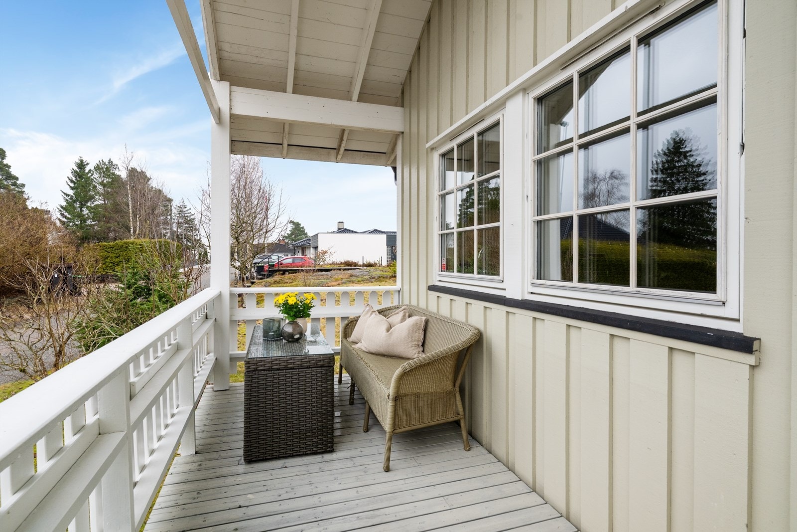 Eiendommen er en nydelig utsiktstomt som er fint beplantet og opparbeidet på begge sider av boligen. Galleribilde