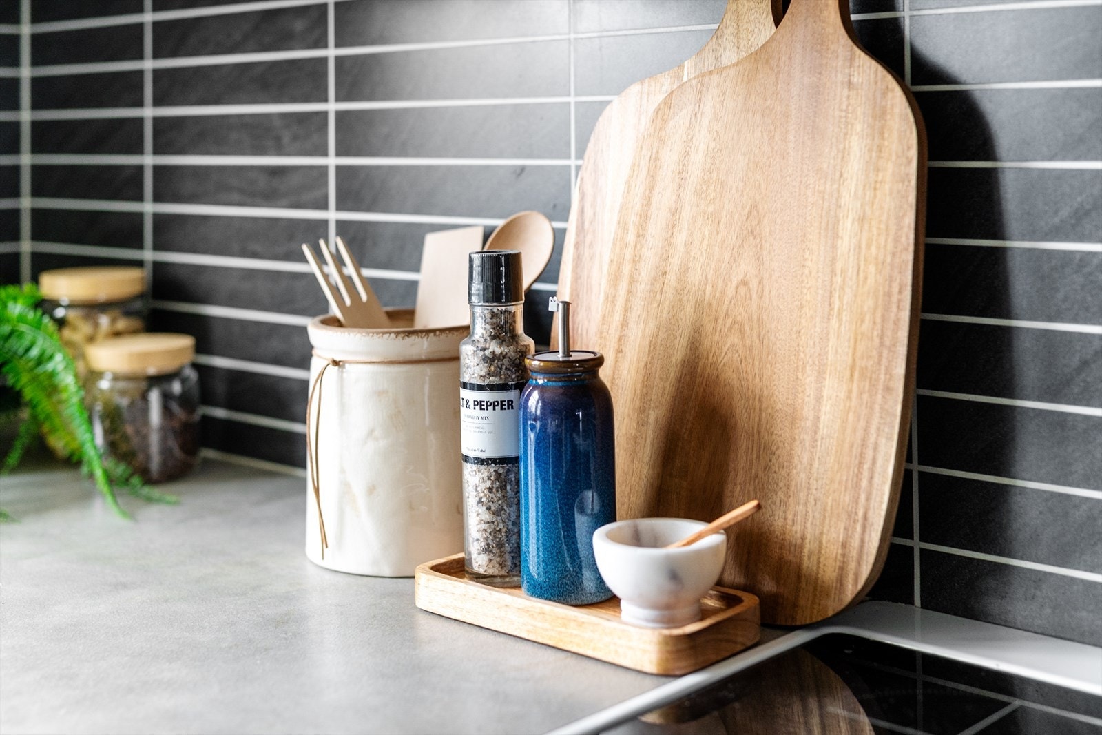 Det er opplegg for oppvaskmaskin. Over stekesone er det avtrekkhette montert til innredningen. Galleribilde