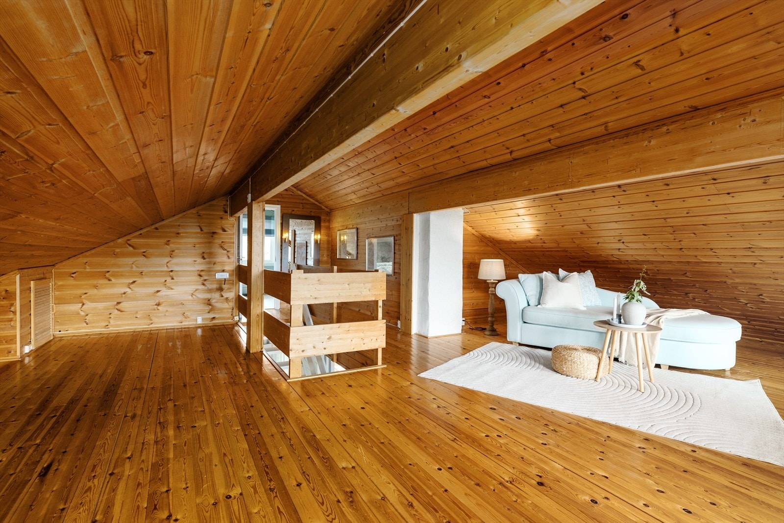 Koselig loftstue av god størrelse. Galleribilde