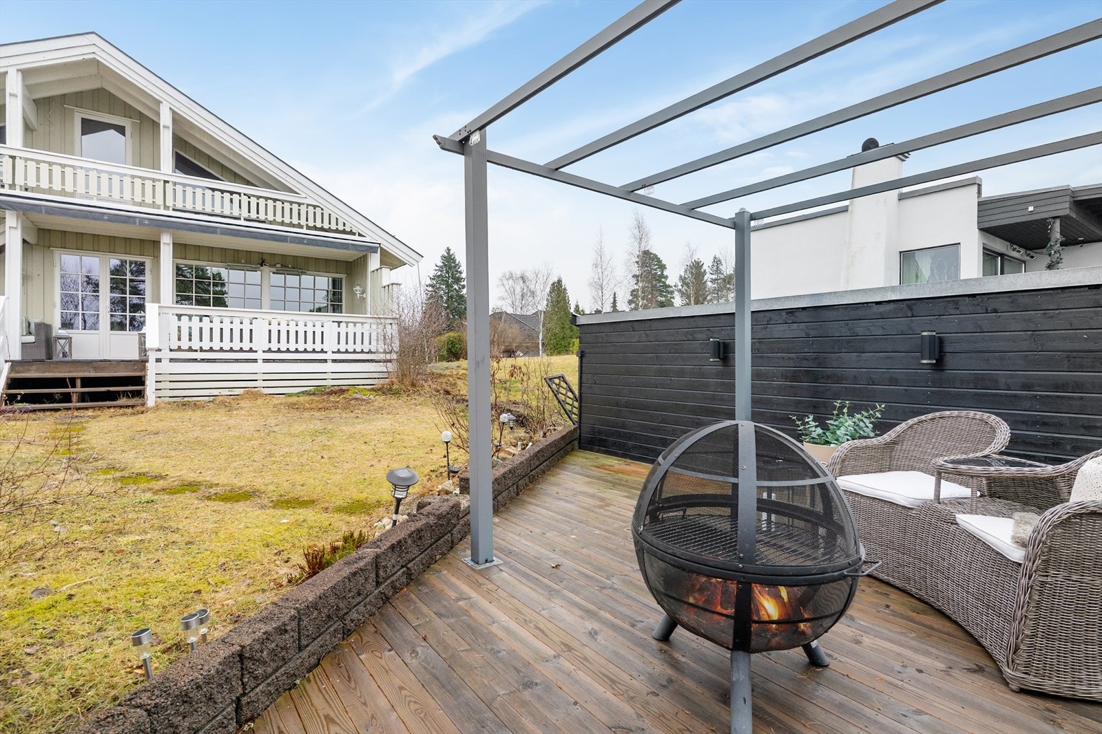 En solid og tiltalende familiebolig med gode sol- og lysforhold, og flott utsikt mot Skiens elven og omliggende naturområder. Galleribilde