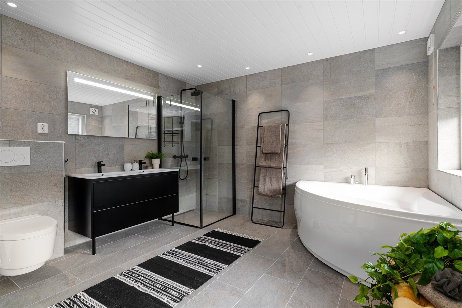 Stort og lekkert, helfliset bad fra 2019. Galleribilde