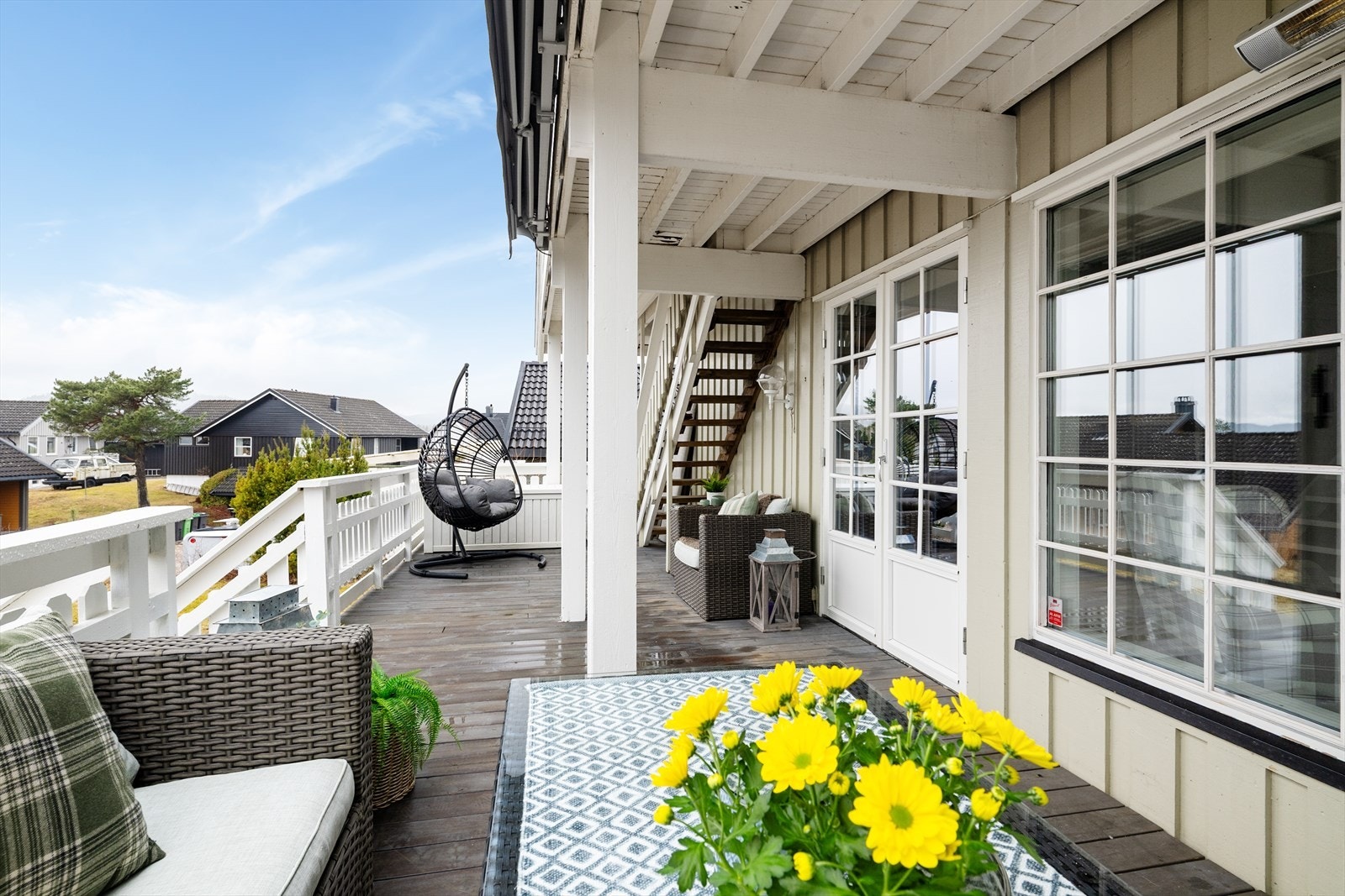 Ut fra stuen er det en deilig veranda med god plass for utemøblement og grill. Galleribilde