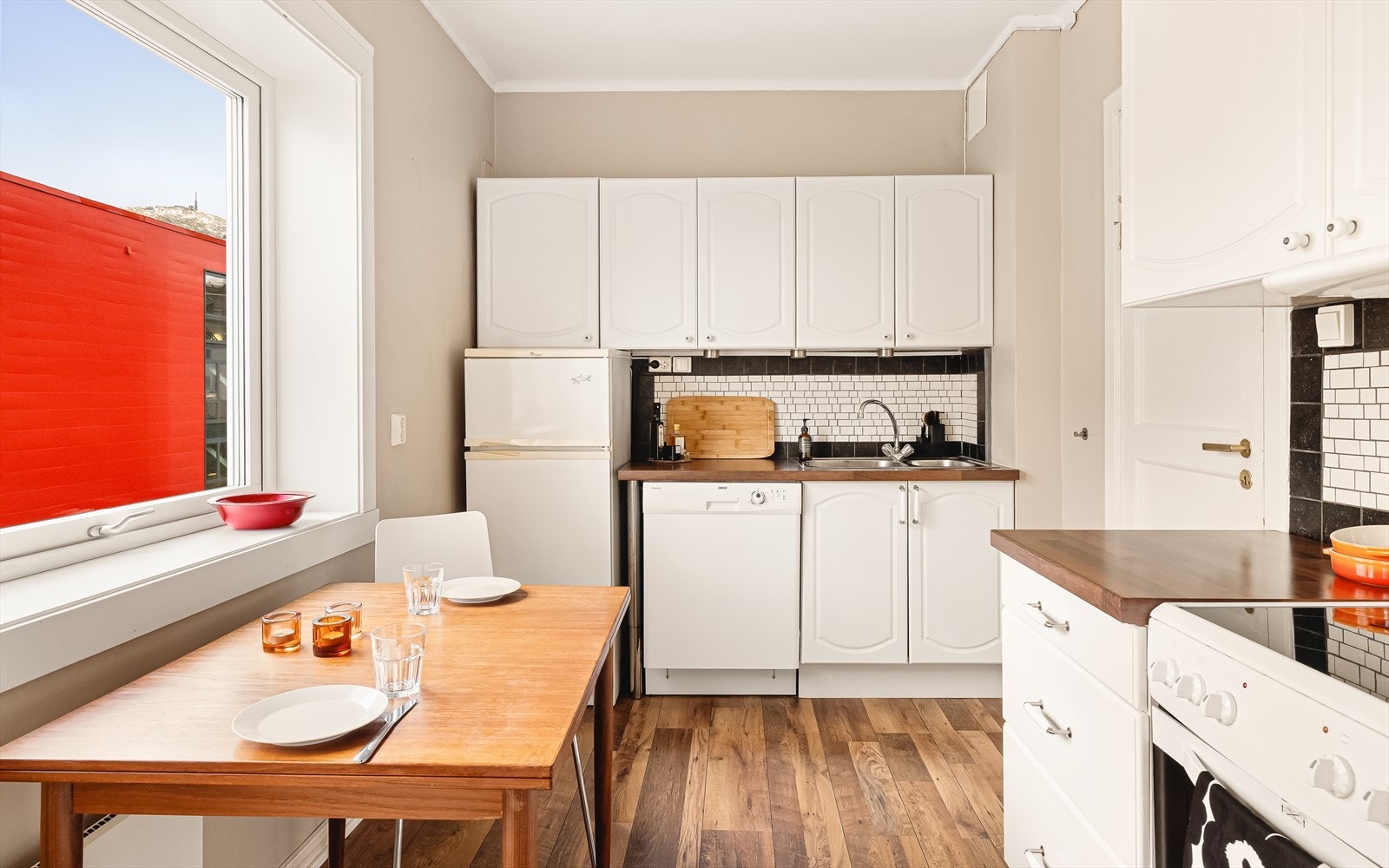 Meget god skap- og benkeplass. Galleribilde