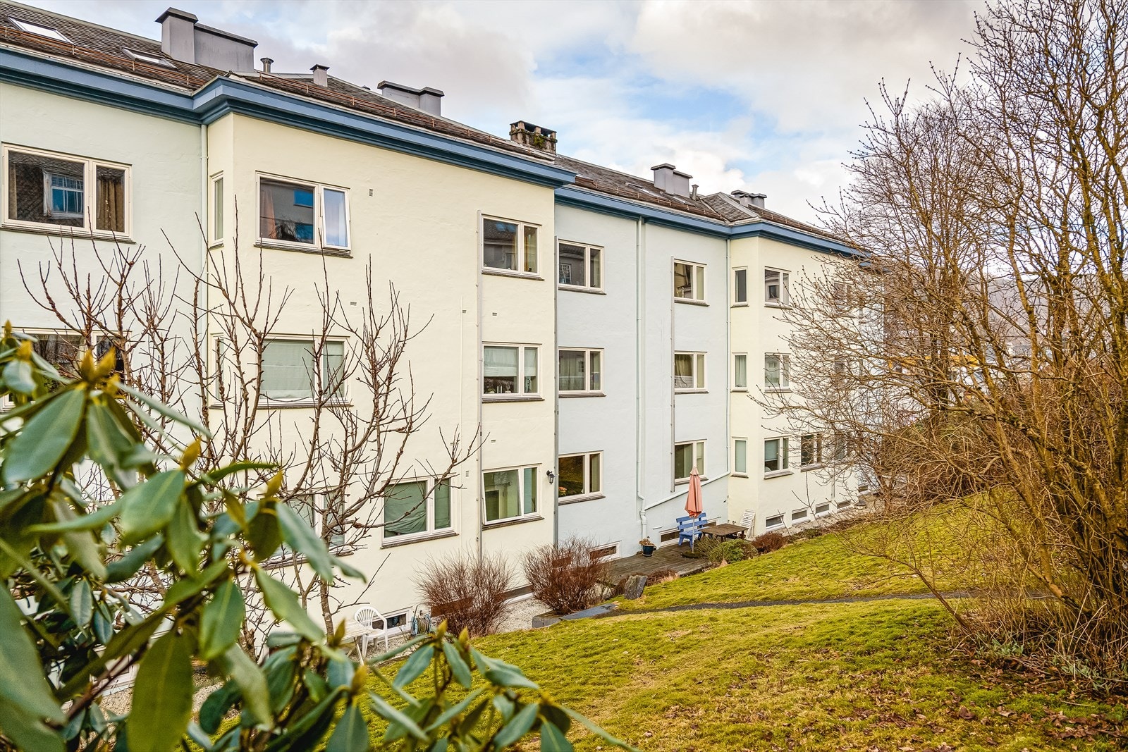 Sameiet har felles bakgård med møbler, parasoll og grill. Galleribilde